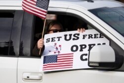 Estadounidenses participan en una manifestación para exigir la reapertura de la economía cerrada por el coronavirus el 20 de abril de 2020 en Hartford, Connecticut.