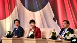 South Korean President Park Geun-hye, center, Japanese Prime Minister Shinzo Abe, left, and Chinese Premier Li Keqiang attend at a business summit in Seoul, Nov. 1, 2015. The leaders met for their first summit talks in more than three years as the Northeast Asian powers struggle to find common ground amid bickering over history and territory disputes.