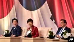 Tổng thống Hàn Quốc Park Geun-hye (giữa), Thủ tướng Nhật Bản Shinzo Abe (trái) và Thủ tướng Trung Quốc Lý Khắc Cường tham dự một hội nghị kinh doanh tại Seoul, ngày 1/11/2015.