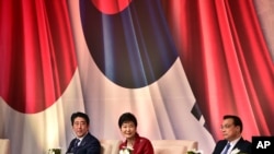 Presiden Korea Selatan Park Geun-hye, tengah, Perdana Menteri Jepang Shinzo Abe, kiri, dan Perdana Menteri China Li Keqiang menghadiri pertemuan bisnis di Seoul, 1 November 2015. 