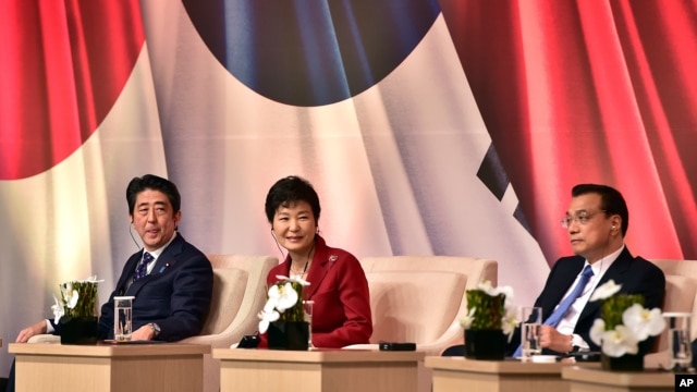 South Korean President Park Geun-hye, center, Japanese Prime Minister Shinzo Abe, left, and Chinese Premier Li Keqiang attend at a business summit in Seoul, Nov. 1, 2015. The leaders met for their first summit talks in more than three years as the Northeast Asian powers struggle to find common ground amid bickering over history and territory disputes.
