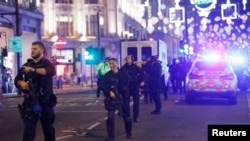 La policía armada recorre la estación de metro Oxford Street. Londres, Reino Unido, el 24 de noviembre de 2017.