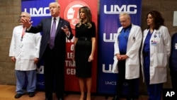 Predsednik Donald Tramp i prva dama Melanija u dru[tu hirurga Džona Fajldsa u Univerzitetskom medicinskom centru. 