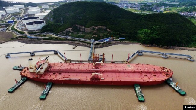 2017年5月16日,中国浙江省宁波市舟山港原油码头的油轮。