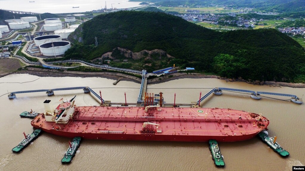 资料照：中国浙江省宁波-舟山港码头的油轮（2017年5月16日）(photo:VOA)