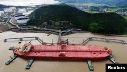 2017年5月16日，中国浙江省宁波市舟山港原油码头的油轮。