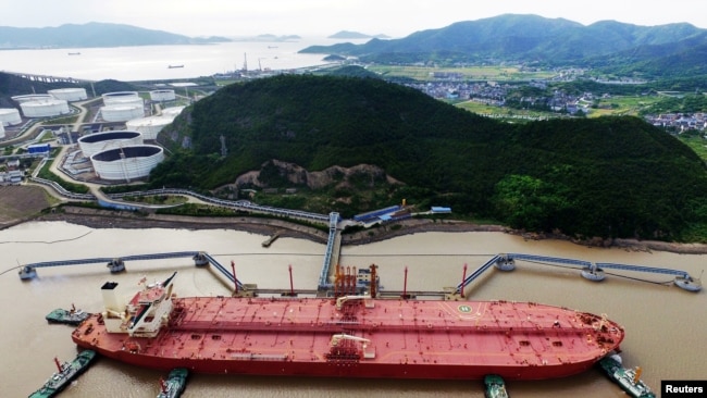 2017年5月16日，中国浙江省宁波市舟山港原油码头的油轮。
