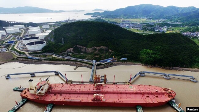 2017年5月16日,中国浙江省宁波市舟山港原油码头的油轮。