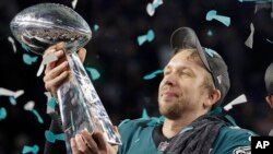 Nick Fates, dari tim Philadelphia Eagles memegang piala Vince Lombardi usai memenangkan pertandingan sepakbola NFL Super Bowl ke-52 melawan New England Patriots, Minggu, Feb. 4, 2018, di Minneapolis. The Eagles memenangkan pertandingan dengan perolehan angka 41-33.