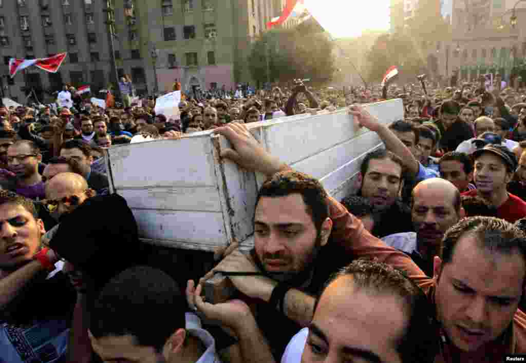 Người Ai Cập dự đ&aacute;m tang một nh&agrave; hoạt động trẻ Gaber Salah, c&ograve;n gọi l&agrave; Gika, tại nh&agrave; thờ Hồi gi&aacute;o Omar Makram ở Cairo, ng&agrave;y 26 th&aacute;ng 11, 2012. 