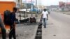 Un policier congolais surveille une manifestation dans les rues de Kinshasa, en RDC, le 20 décembre 2016.