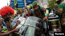 La parade danse sur de la musique lors du défilé J'Ouvert, à Brooklyn, New York, le 5 septembre 2016.