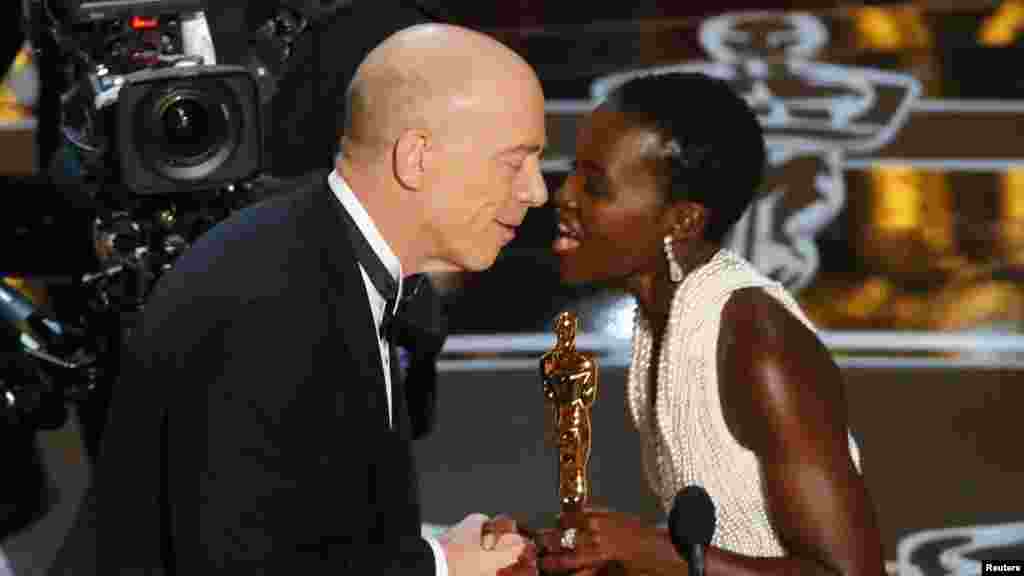 Lupita Nyong&#39;o délivre&nbsp;l&#39;Oscar du meilleur acteur de soutien à JK Simmons pour le film &quot;Whiplash&quot;