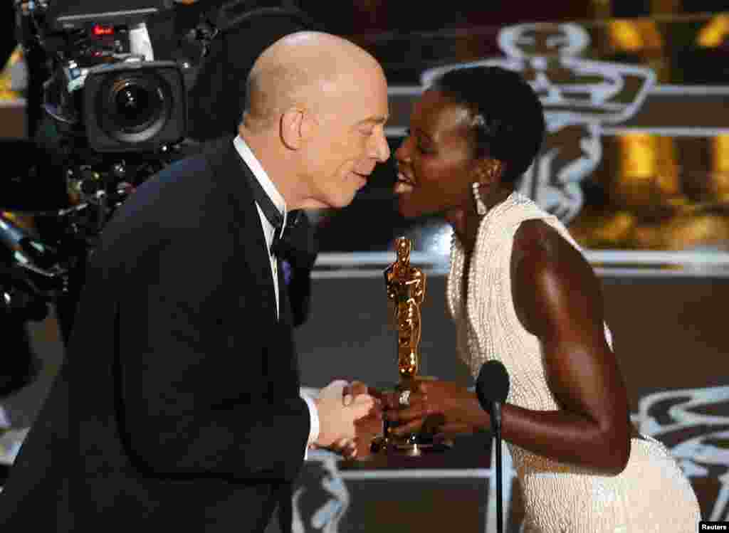 Lupita Nyong'o entrega o Oscar de Melhor Actor Secundário a J.K. Simmons pelo filme "Whiplash" 