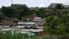 Une vue générale des maisons endommagées construites dans une zone inondable dans le quartier d'Attecoube à Abidjan, le 20 juin 2018.