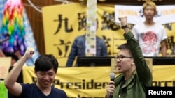 在立法院长王金平率领朝野议员与占领立法院的抗议学生会面后，学生领袖在立法院内领头呼喊口号。（2014年4月6日）
