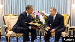 Barak Obama con el rey táilandes Bhumibol Adulyadej en el inicio de la gira por el sudeste asiático.