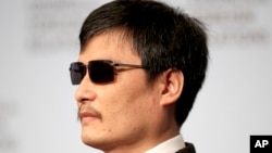 El activista chino Chen Guangcheng acusa al gobierno chino de presionar a la universidad de Nueva York. 