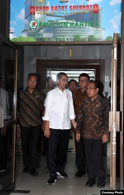 Presiden Joko Widodo Kamis siang (10/10) menjenguk Menkopolhukam Wiranto di RSPAD Gatot Subroto, Jakarta. (Foto cortesy: Setpres RI)