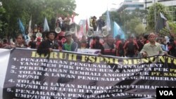 Ribuan buruh menggelar aksi unjuk rasa di depan Kedubes Korea Selatan dan Jepang di Jakarta, Rabu (5/12). (Foto:VOA/Andylala)
