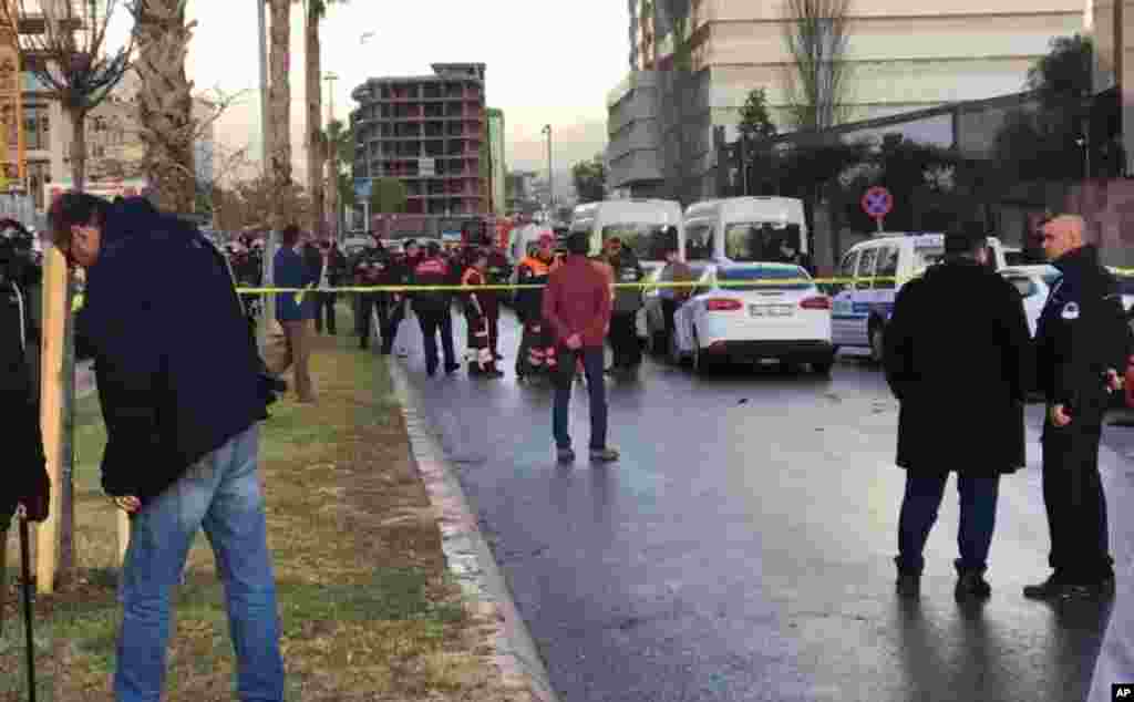 Para petugas darurat di lokasi ledakan bom mobil di Izmir, Turki (5/1).