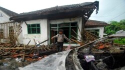 Seorang petugas polisi memeriksa kerusakan rumah anggota Ahmadiyah setelah diserang di Pandeglang, Banten, Senin, 7 Februari 2011. (Foto: AP)