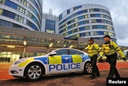 Polisi Inggris siaga di depan Rumah Sakit Queen Elizabeth di Birmingham (15/10). (Foto: Reuters)