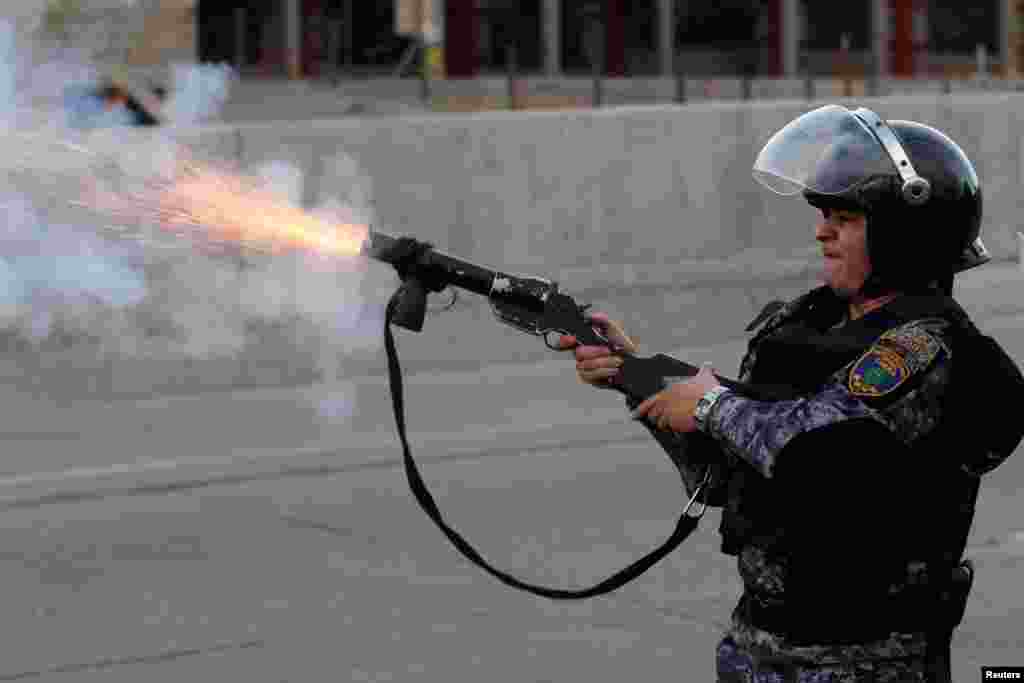 지난 9일(현지시간) 온두라스 테구시갈파 전투경찰이 후안 오를란도 대통령의 재선에 반대하는 시위대에게 최루탄을 발사하고 있다.&nbsp; &nbsp;