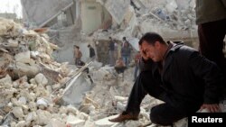 一名阿勒頗居民在被炸廢墟中