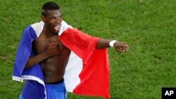 Paul Pogba célèbre la victoire de l'équipe de France contre l'Allemagne, France, le 7 juillet 2016