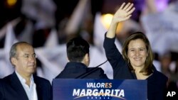 La exprimera dama y candidata presidencial independiente Margarita Zavala junto al expresidente de México Felipe Calderón, (izquierda) saluda a partidarios durante un acto en el cual lanzó su candidatura para la presidencia del país, el viernes, 30 de marzo, de 2018 en la ciudad de México.