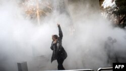 Manifestante iraniana, Universidade de Teerão, 30 de dezembro, 2017.