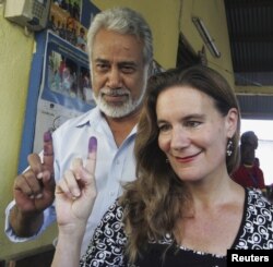 PM Timor Leste, Xanana Gusmao dan istrinya Kirsty Sword Gusmao memperlihatkan jari mereka setelah mengikuti pemilu parlemen di Dili (7/7).