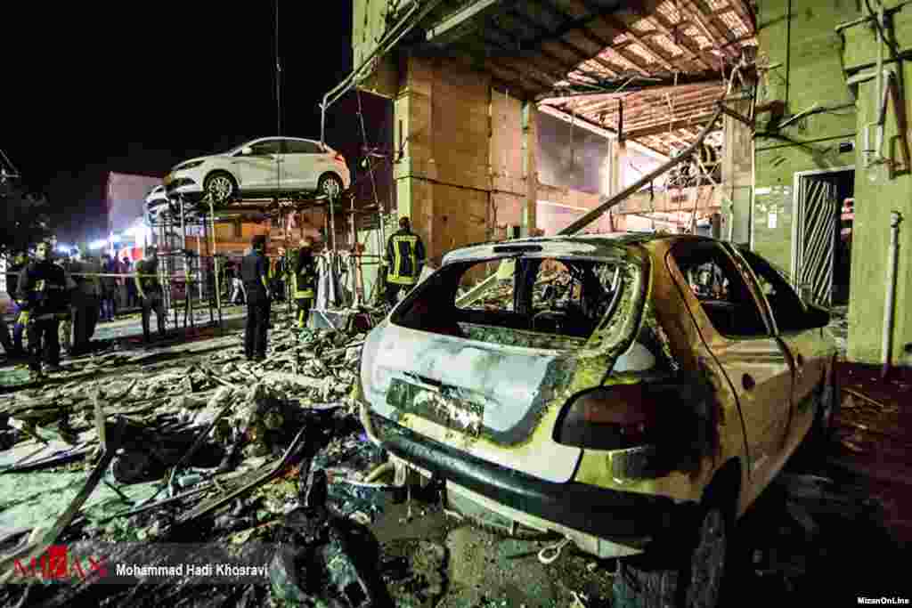 در اثر انفجار، پارکینگ فروشگاه هایپر شهر شيراز واقع در بلوار نصر در آتش سوخت. عکس: محمد هادی خسروی