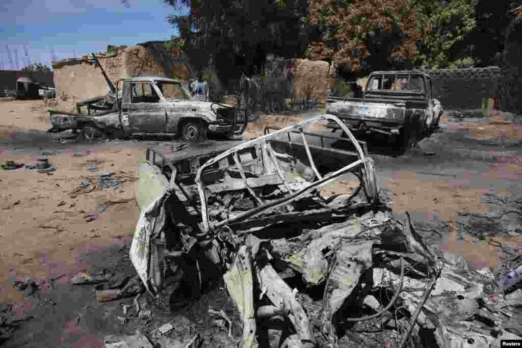 Charred pickup trucks, which according to local villagers, belonged to al-Qaida-linked rebels and destroyed by French airstrikes, are seen in Diabaly, Mali, January 21, 2013.