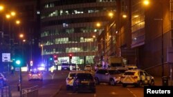 Des voitures de police près de la Manchester Arena après l'explosion en marge du concert d'Ariana Grande, Manchester, le 22 mai 2017.