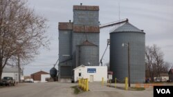 A grain elevator in Donnellson, Iowa. Like many other rural U.S. towns, Donnellson has few stores in its downtown, and after dark or on weekends, very few are open. Small towns in rural areas once thrived on business from farmers and others involved in agriculture, but there are fewer farmers now, and improved roads allow people to travel farther away to shop. (G. Flakus/VOA)