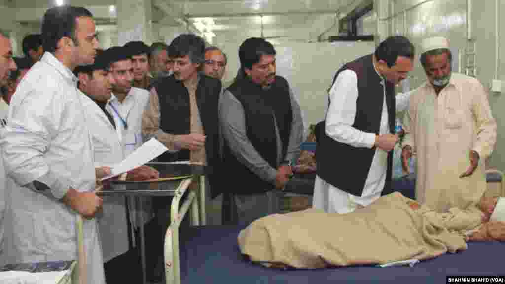 اے این پی کے رہنما امیر حیدر خان ہوتی نے بھی زلزلے میں زخمی ہونے والوں کی عیادت کی۔