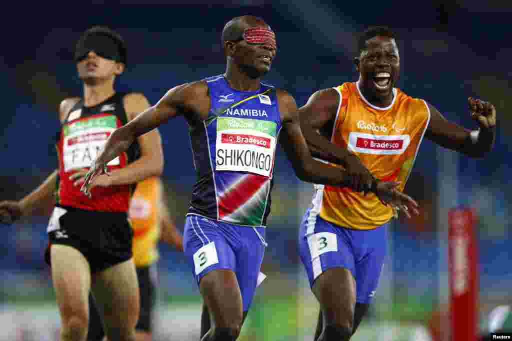 L'athlète namibien Ananias Shikongo fête sa victoire après avoir remporté la médaille d'or pour le 200 mètres homme à Rio de Janeiro, Brésil, le 15 septembre 2016.