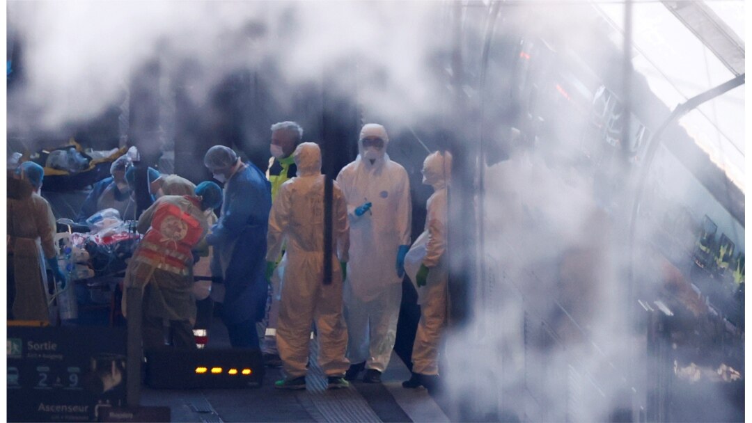 Petugas medis memasukkan pasien ke dalam kereta cepat TGV di Stasiun Kereta Strasbourg sebagai upaya mengevakuasi pasien virus corona (COVID-19) ke sejumlah rumah sakit di barat Perancis, Strasbourgh, Perancis, 3 April 2020l