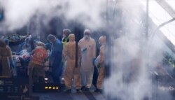 Petugas medis memasukkan pasien ke dalam kereta cepat TGV di Stasiun Kereta Strasbourg sebagai upaya mengevakuasi pasien virus corona (COVID-19) ke sejumlah rumah sakit di barat Perancis, Strasbourgh, Perancis, 3 April 2020l