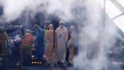 Personal médico evacua a personas infectadas de coronavirus en la estación de trenes de Estrasburgo, Francia, el 3 de abril de 2020.