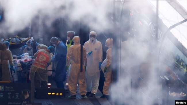 Personal médico evacua a personas infectadas de coronavirus en la estación de trenes de Estrasburgo, Francia, el 3 de abril de 2020.