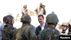 敘利亞總統阿薩德(中)於8月31日探訪軍方