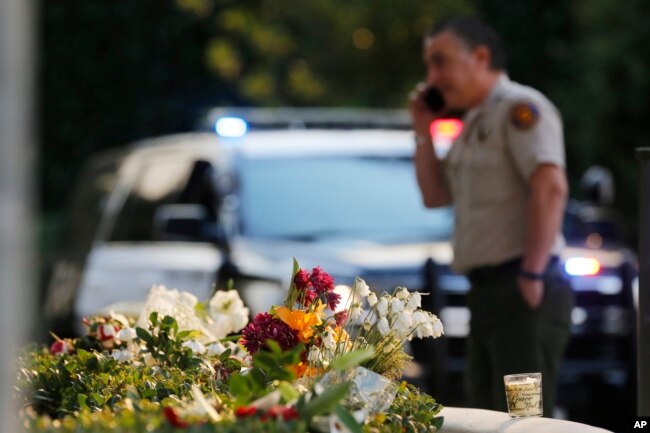 A bouquet left by mourners lies near the site of Wednesday's mass shooting in Thousand Oaks, Calif., Nov. 9, 2018.