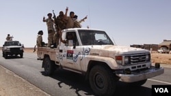 Pasukan NTC Libya mengacungkan tanda kemenangan di luar kota Bani Walid (foto: dok).