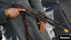 Seorang polisi wanita Afghanistan (ANP) memegang senjatanya saat berada di pusat pelatihan tentara German Bundeswehr Marmal di Mazar-e-Sharif, Afghanistan, 11 Desember 2012 (Foto: dok). Seorang penasehat AS dilaporkan tewas ditempak tentara wanita di markas besar kepolisian di Kabul, Senin (24/12).