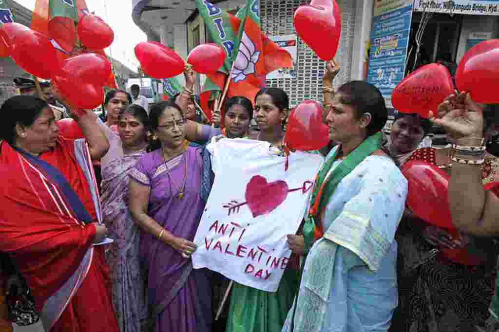 Aktivis-aktivis perempuan di Hyderabad, India, memrotes perayaan hari Valentine, 14 Februari (AP).