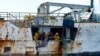 bateau de pêche illégal le "Kunlun" dans l'océan Austral, le 14 janvier 2015 et immatriculé dans de nombreux pays, dont la Sierra Leone,. (Photo AP / Marine royale de Nouvelle-Zélande)