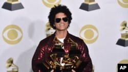 Bruno Mars con sus premios Grammy a Mejor Álbum de R&B, Grabación del Año, Álbum del Año y Canción del Año en el Madison Square Garden. Nueva York, 28/1/18.